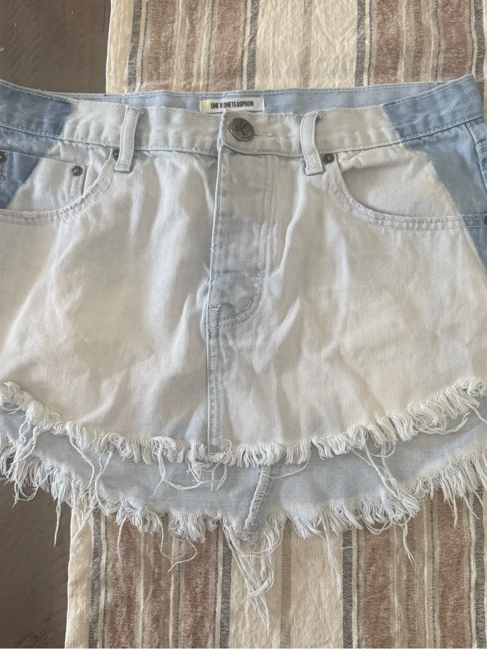 One Teaspoon Light Wash Distressed Frayed Denim Shorts Size 28